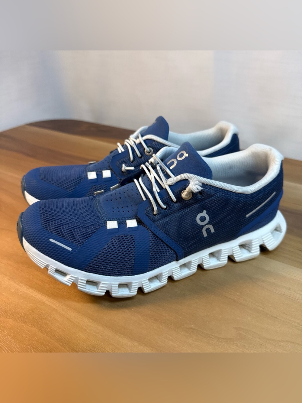 ON Cloud Women’s Size 8 Navy Blue White Running Sneakers Shoes Athletic